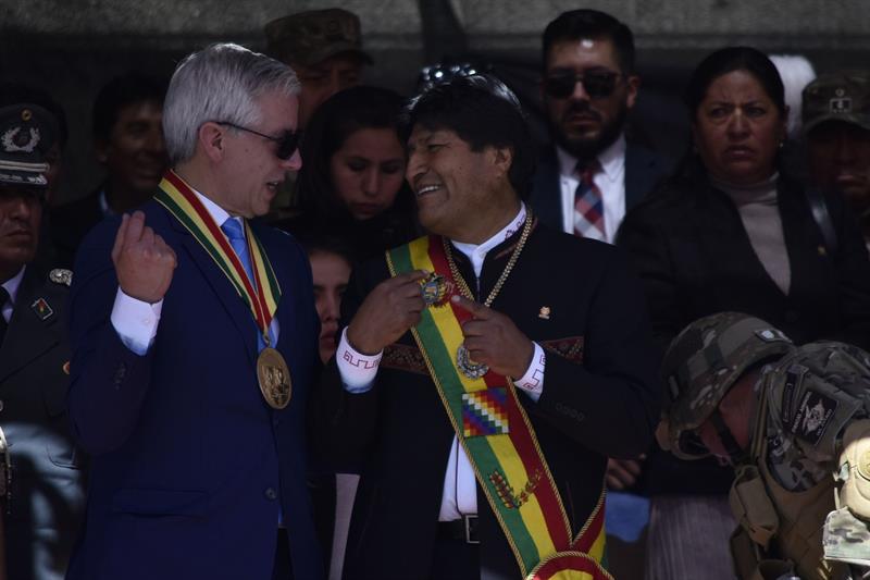 El presidente de Bolivia, Evo Morales, y el vicepresidente, Álvaro García Linera, en un acto por el 194 aniversario de las Fuerzas Armadas bolivianas, en El Alto (Bolivia). EFE/Stringer