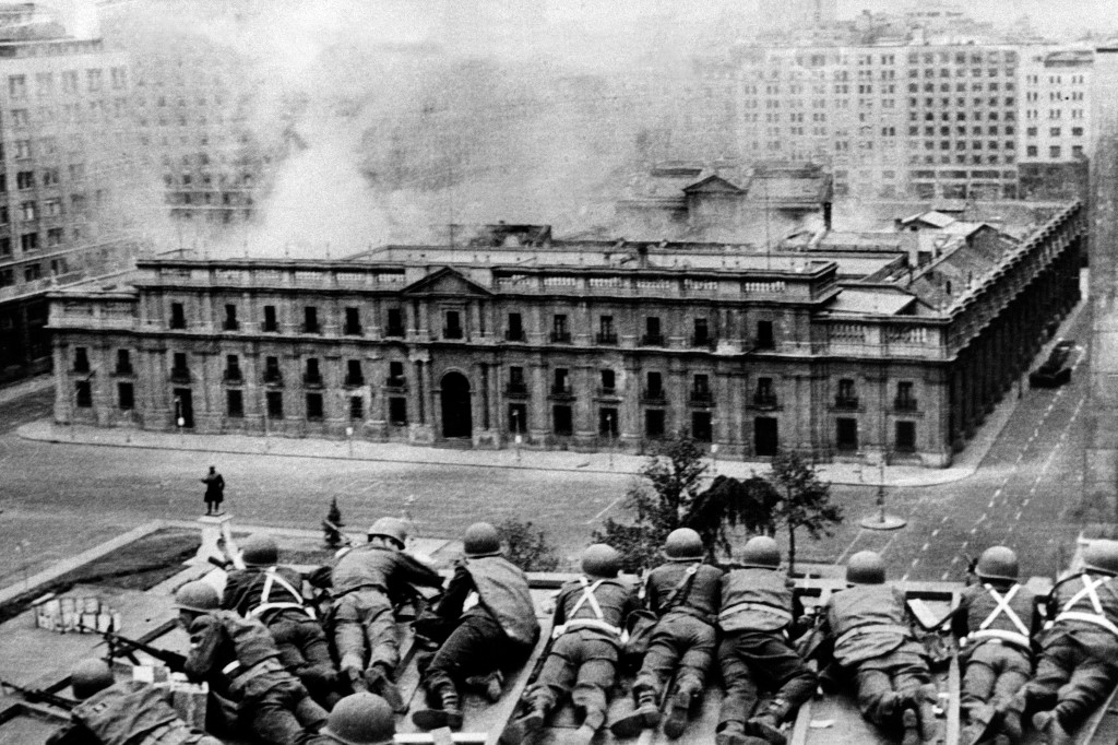 Soldados en un tejado frente al Palacio de la Moneda, la sede del Gobierno, de Santiago de Chile, el 11 de septiembre de 1973. AFP