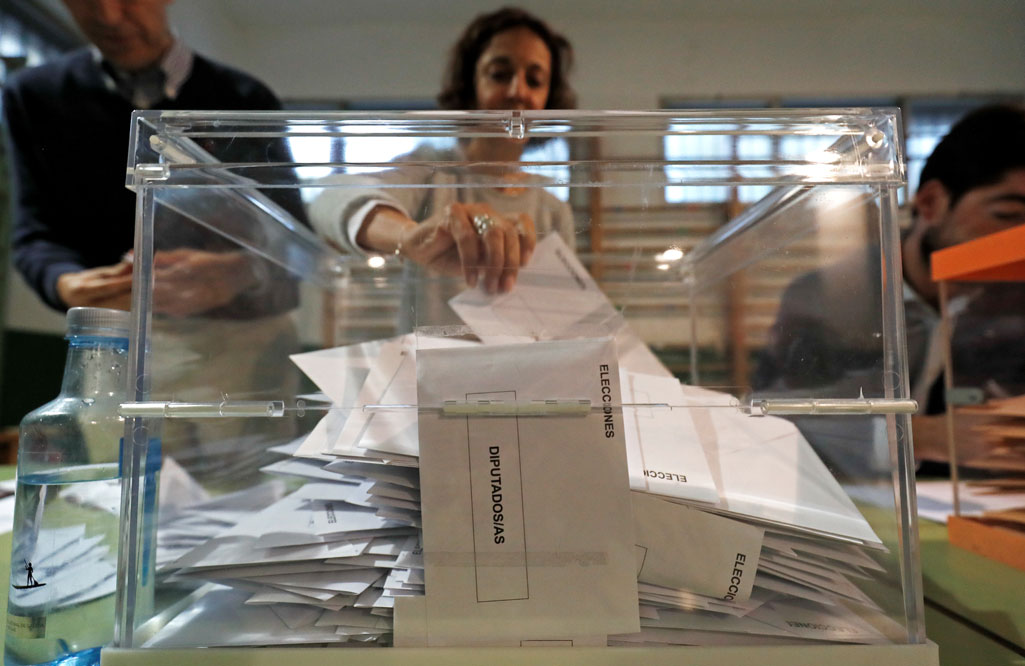 Una urna con las papeletas para el Congreso de los Diputados, en un colegio electoral de Madrid en los pasados comicios del 28-A. REUTERS/Rafael Marchante