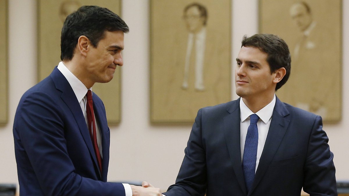 Pedro Sánchez y Albert Rivera se estrechan la mano tras la firma del acuerdo de investidura de 2015. EFE/Chema Moya