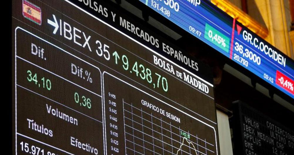 Panel informativo con los movimientos del Ibex 35 en el patio de negociación de la Bolsa de Madrid. EFE