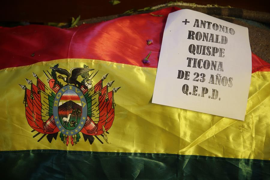 Una bandera de Bolivia en el valatorio de los últmos fallecidos durante los enfrentamientos con militares y policías en la ciudad boliviana de El Alto. EFE/ Rodrigo Sura