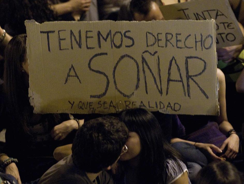 Una pareja en la concentración del 15-M de 2011 en la Puerta del Sol de Madrid. REUTERS/Juan Medina