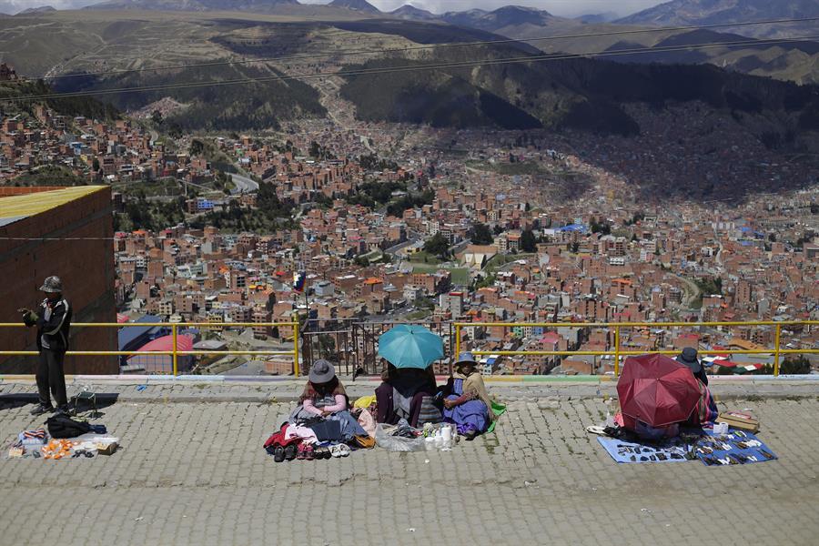 Un grupo de vendedoras ofrece su mercancía desde un mirador en El Alto (Bolivia). EFE/ Rodrigo Sura