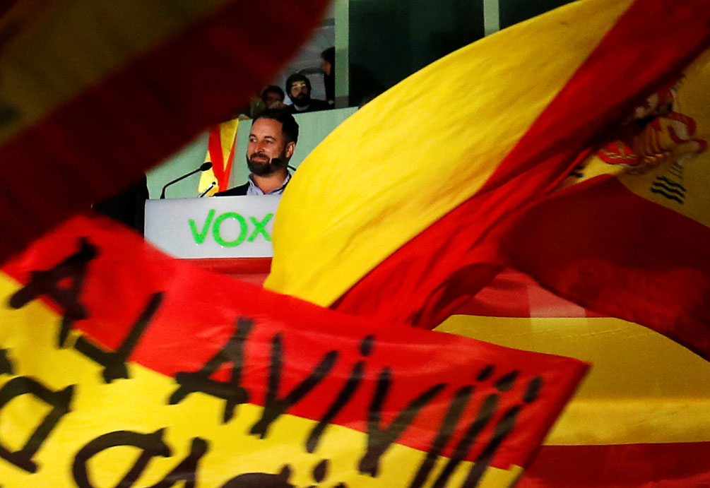 El presidente de Vox, Santiago Abascal, se dirige a sus simpatizantes en el exterior de la sede del partido en Madrid durante el seguimiento de la noche electoral del 10-N. REUTERS/Susana Vera