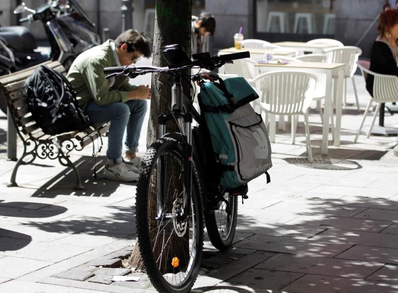 Una bicicleta de reparto en Madrid. EFE UGT denuncia a Glovo ante la Fiscalía por varios delitos contra los trabajadores Un repartidor en bicicleta por las calles de Madrid. EFE "Busco cuenta de repartidor para alquilar": el mercado negro de los "riders" Una repartidora en bicicleta en Madrid. EFE