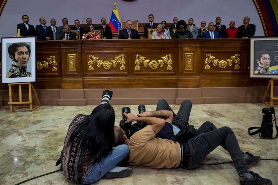 Fotógrafos capturan momentos de la rueda de prensa de Diosdado Cabello (c-arriba), jefe de la Asamblea Nacional Constituyente (ANC), este miércoles, en Caracas (Venezuela).. EFE/ Miguel Gutiérrez