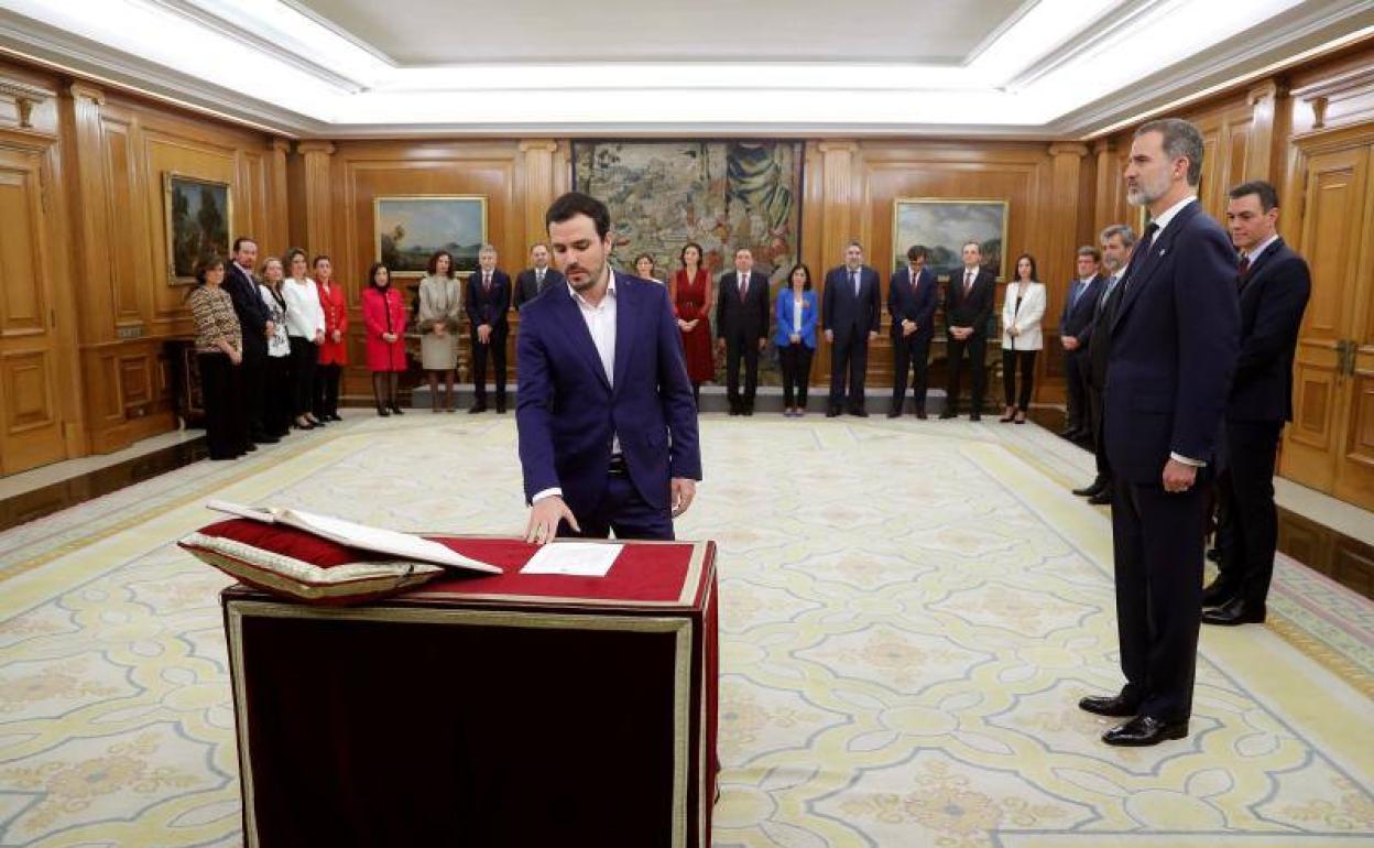 Alberto Garzón, en elacto de promesa de su cargo en presencia del rey Felipe VI en el Palacio de la Zarzuela. EFE