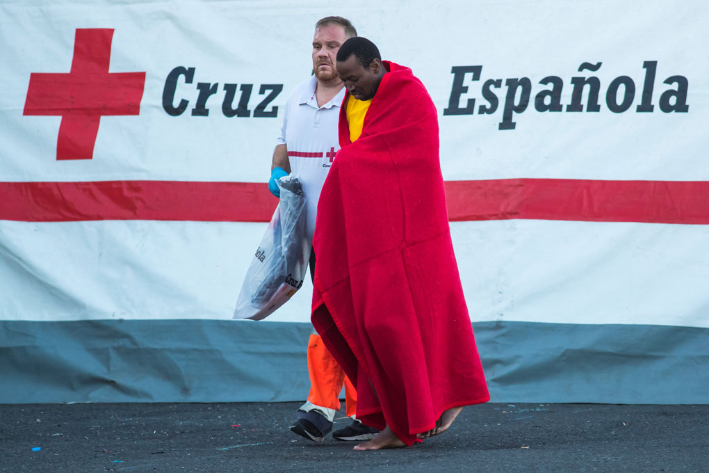 Un migrante rescatado en el Océano Atlántico, tras en el puerto de Arguineguín, en la isla de Gran Canaria, tras ser rescatado. REUTERS / Borja Suarez