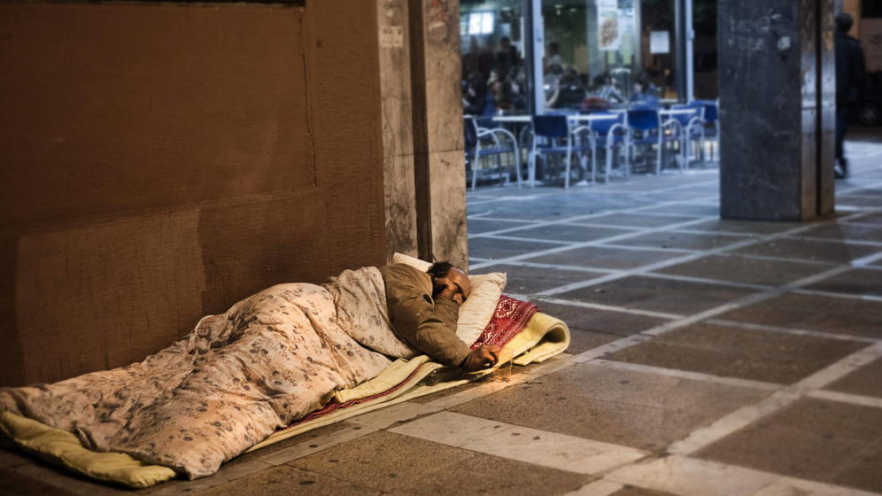 Una persona sin techo durmiendo en la calle. EFE