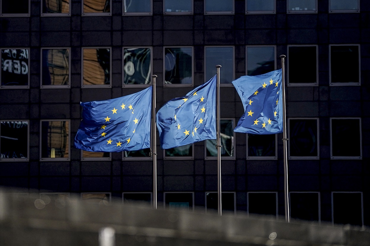 Banderas de la UE en el exterior del edificio de la Comisión Europea. AFP