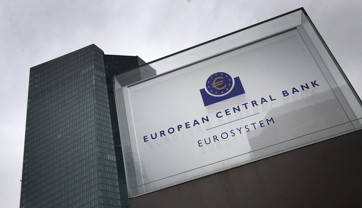 El logo del BCE, a la entrada del rascacielos donde tiene su sede en Fráncfort. AFP/Daniel Roland