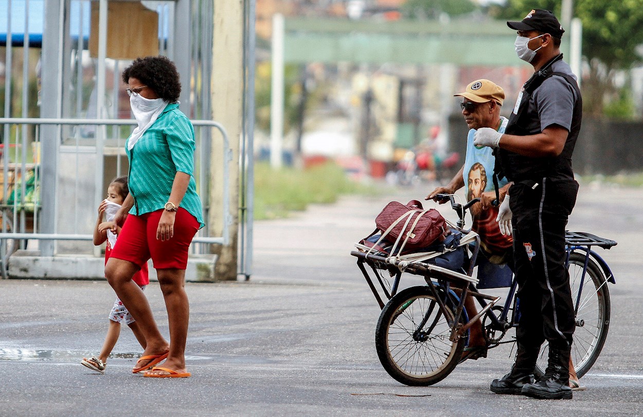 Personas sin hogar llegan al estadio de fútbol Mangueirão como refugio parte de las medidas de prevención contra la propagación del coronavirus, en la ciudad de Belém do Pará, en la Amazonía (Brasil). EFE/RAIMUNDO PACCÓ