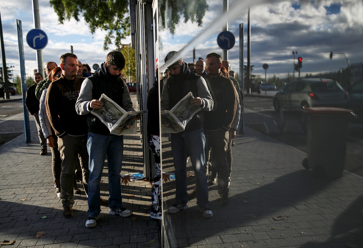 Varias personas hacen cola en una oficina del Servicio Público de Empleo de la Comunidad de Madrid. REUTERS/Andrea Comas