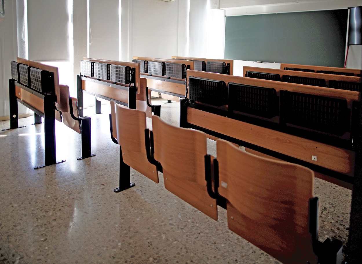 Una de las aulas vacías de la facultad de Estadística de la Universidad Complutense de Madrid. E.P./Eduardo Parra
