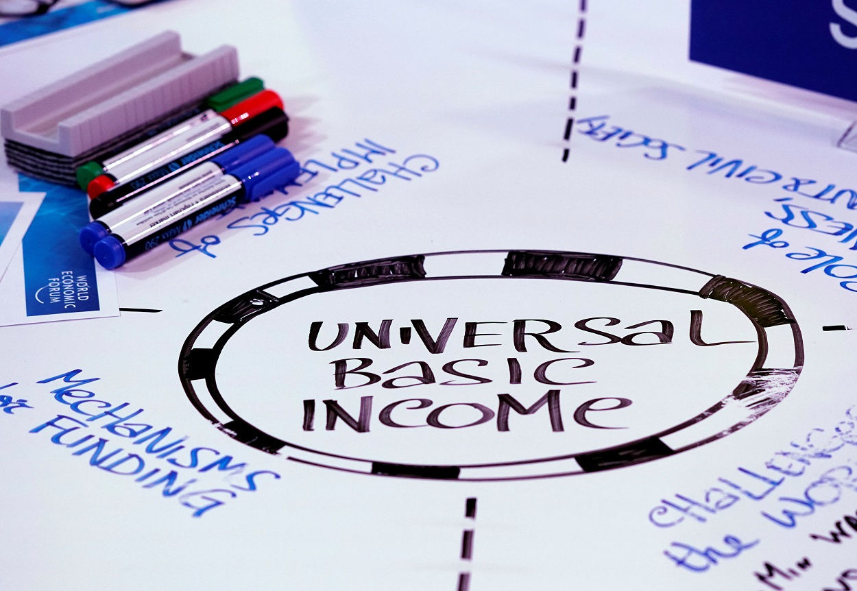 enta básica universal ('Universal Basic Income', o UBI), escrito en una mesa en el Foro de Davos de 2018. REUTERS/Denis Balibouse