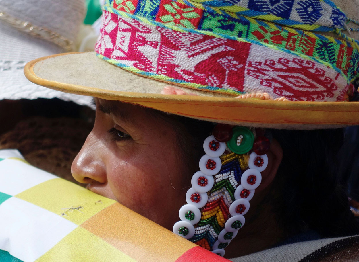 Una seguidor del Movimiento al Socialismo (MAS), en un  un mitin de campaña para las próximas elecciones presidenciales el 3 de mayo, en El Alto, en las afueras de La Paz. REUTERS / David Mercado