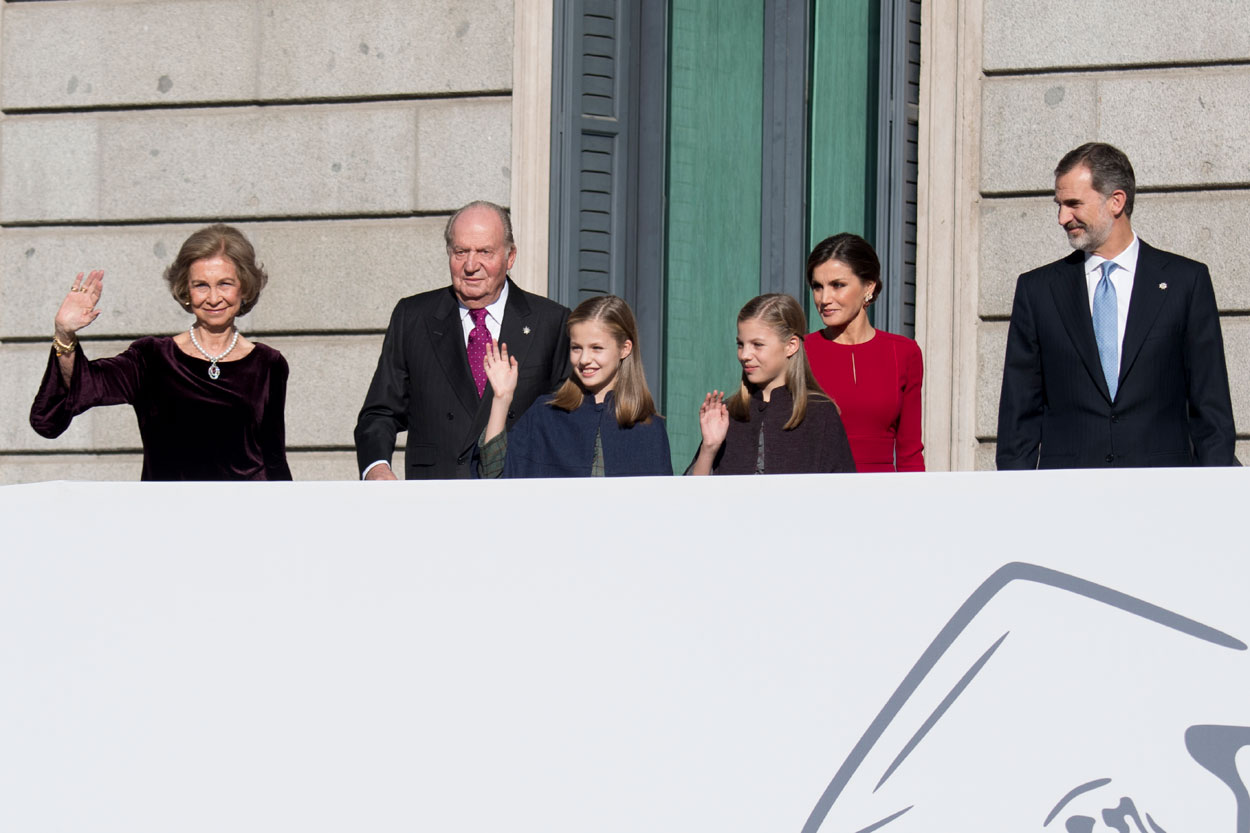 Los reyes eméritos Juan Carlos y Sofía, con el rey Felipe VI, la reina Letizia, la princesa Leonor y la infanta Sofía, saludan en el exterior del Congreso de los Diputados, en la conmemoración del 40º aniversario de la Constitución. AFP/Curto de la Torre