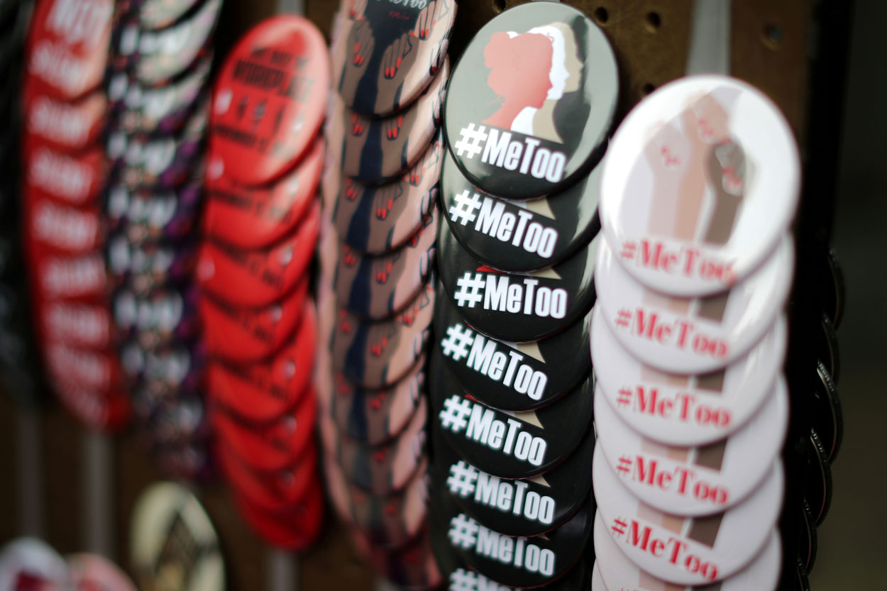 Chapas con el lema #MeToo, puestas a la venta en un puesto callejero durante una marcha de protesta contra el acoso sexual en Hollywood, en noviembre de 2017. REUTERS / Lucy Nicholson