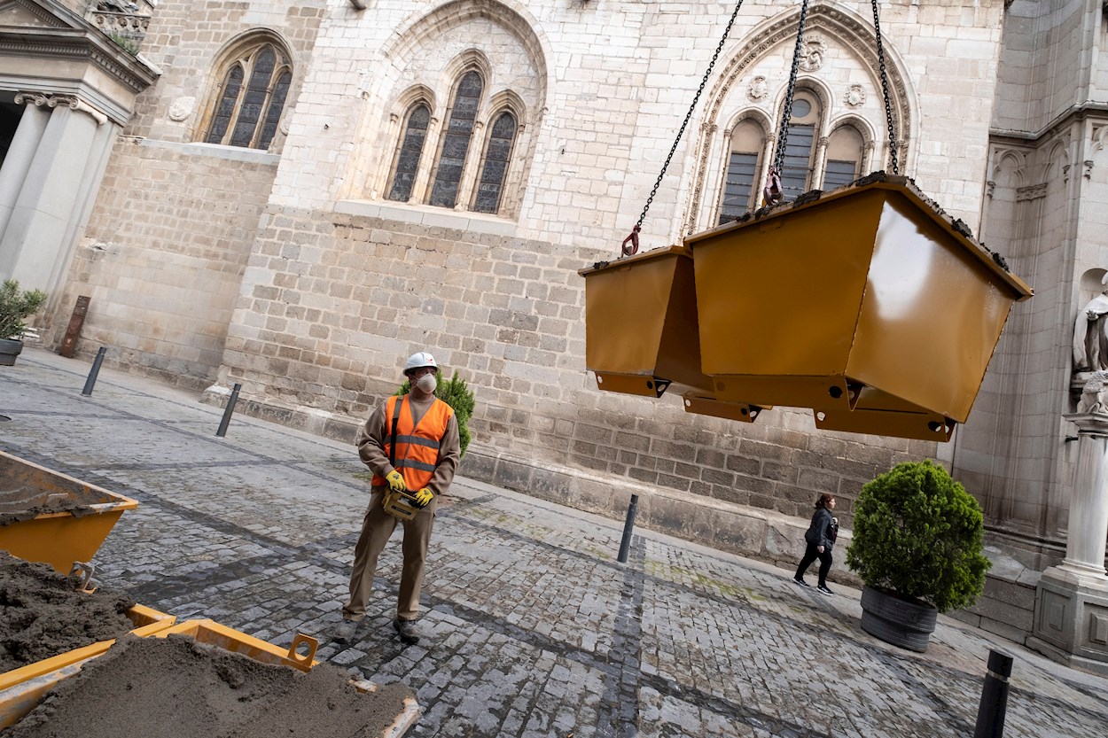 Un trabajador junto a la catedral de Toledo tras la reanudación de las actividades no esenciales. EFE/Ángeles Visdómine