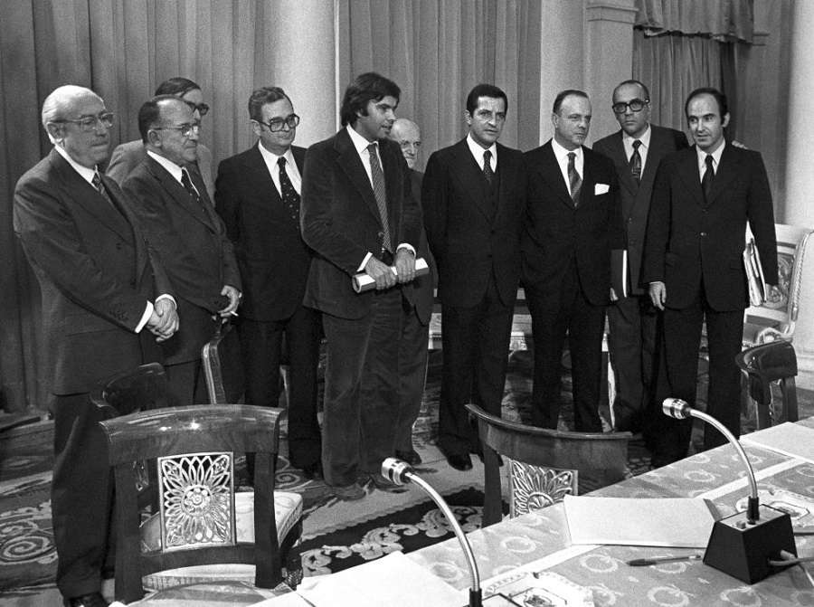 Los firmantes de los pactos de la Moncloa posan en el salón de columnas tras rubricar el acuerdo económico. EFE