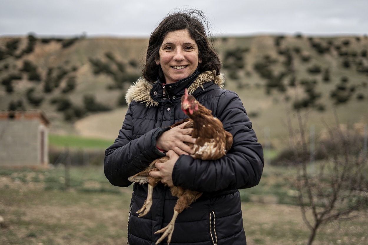 Pilar, una ganadera agroecológica, con una de sus gallina. FOTO: Olmo Calvo