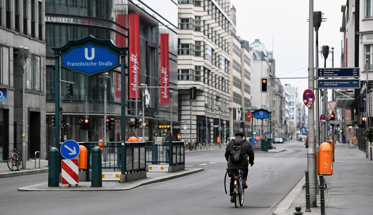 Un hombre marcha en bicicleta por una desértica Friedrichstrasse, una de las principales arterias comerciales de Berlín, durante la pandemia del coronavinur. REUTERS/Annegret Hilse