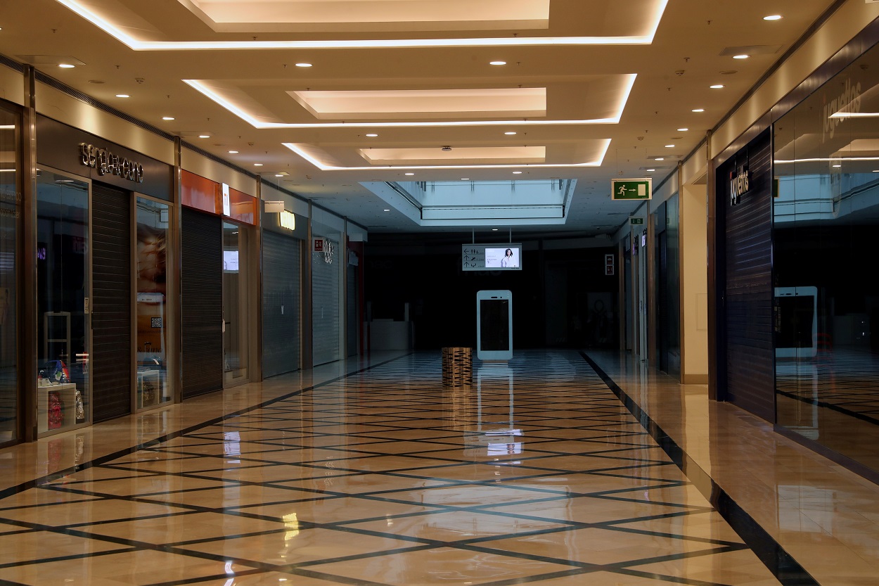 Tiendas cerradas en un centro comercial, durante el estado de alarma por la pandemia del coronavirus. REUTERS/Susana Vera