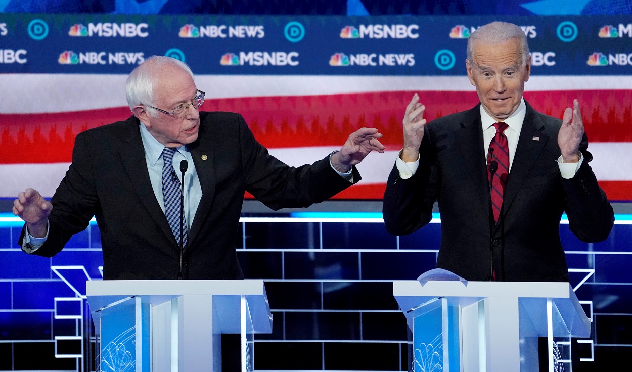 El senador demócrata Bernie Sanders y el exvicepresidente Joe Biden en el debate que mantuvieron en Las Vegas (Nevada, EEUU), en febrero de 2020. REUTERS/Mike Blake
