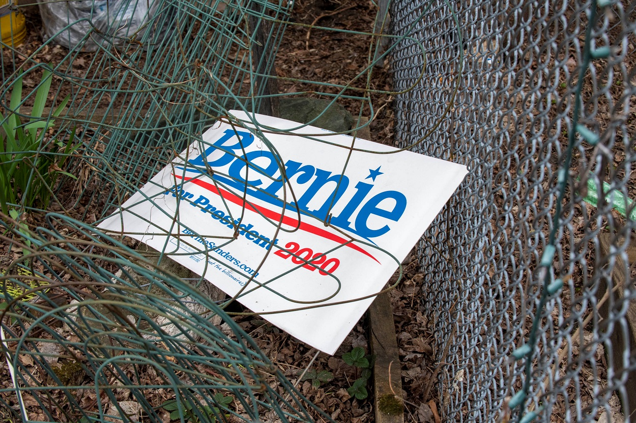 Un cartel de la campaña por la nominación del senador demócrata Bernie Sanders yace en el patio de una casa después de anunciar su retirada en la carrera por la Casa Blanca, en Burlington (Vermont, EEUU). REUTERS / Caleb Kenna