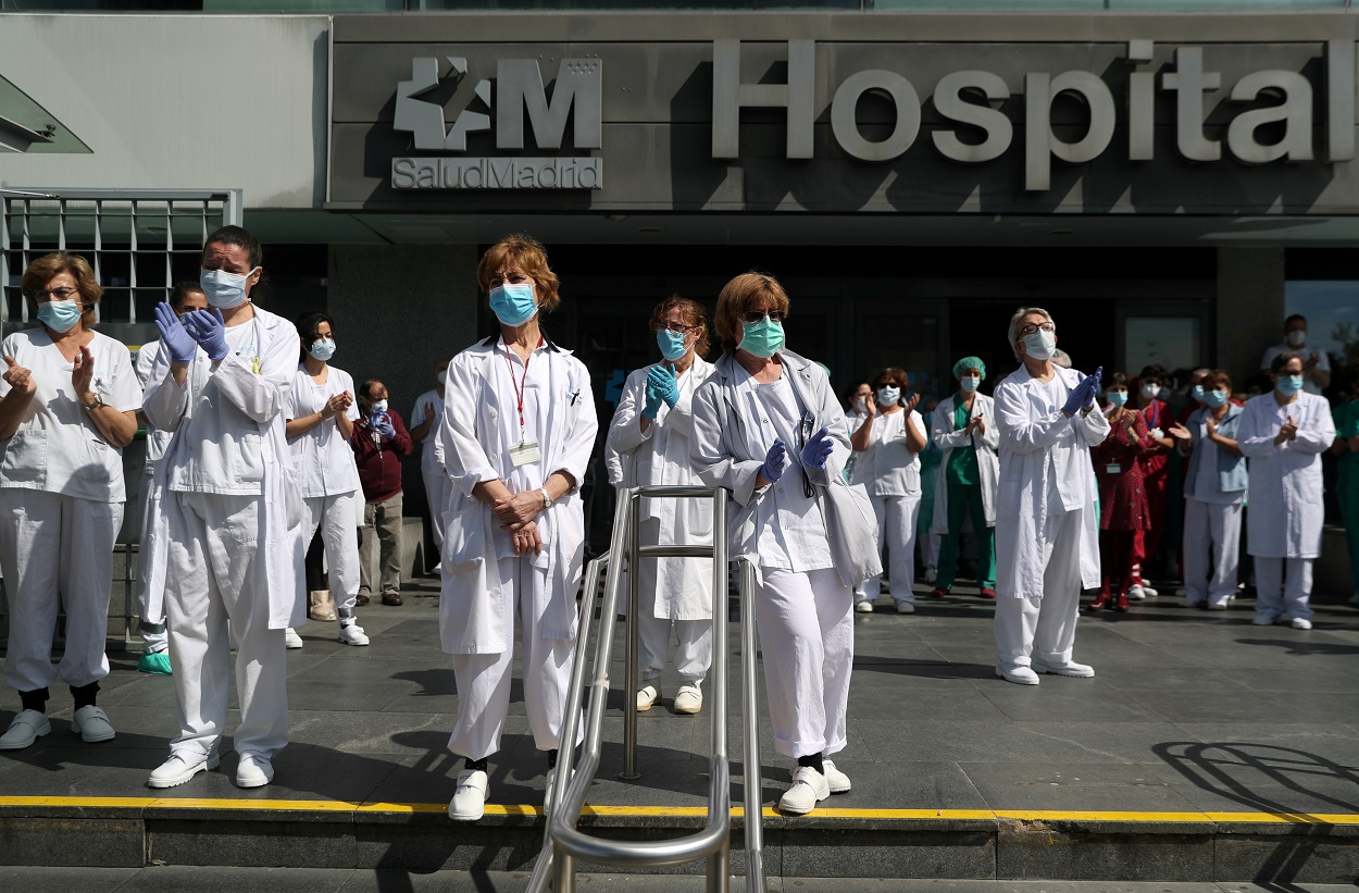 sus compañeros fallecidos por coronavirus. REUTERS/Susana Vera