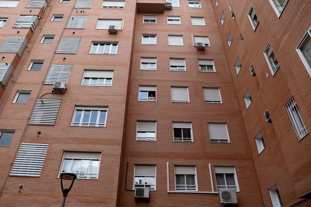 Edificio de viviendas en Madrid durante el confinamiento en el estado de alarma por la pandemia del covid-19. REUTERS/Sergio Perez