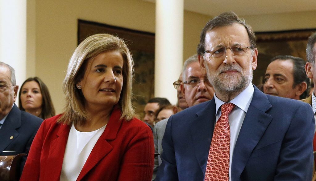 Mariano Rajoy con la entonces ministra de Empleo, Fátima Bañez, en un acto en el Palacio de la Moncloa. EFE