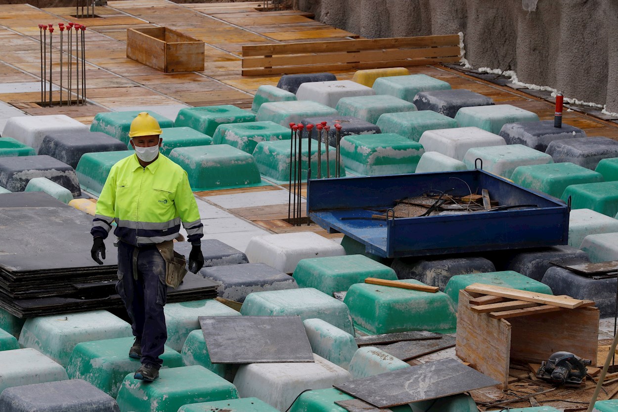 Un obrero trabaja en la obra de un edificio de viviendas de nueva construcción en Madrid. EFE/Ballesteros