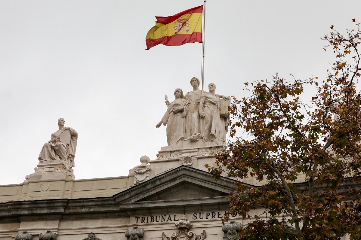 Bandera española en lo alto del edificio del Tribunal Supremo. E.P./Jesús Hellín