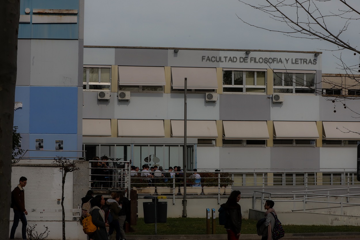 Alumnos frente a la Facultad de Filosofía y Letras de la Universidad Autónoma de Madrid, antes de su cierre por la alerta sanitaria del coronavirus. E.P./Jesús Hellín