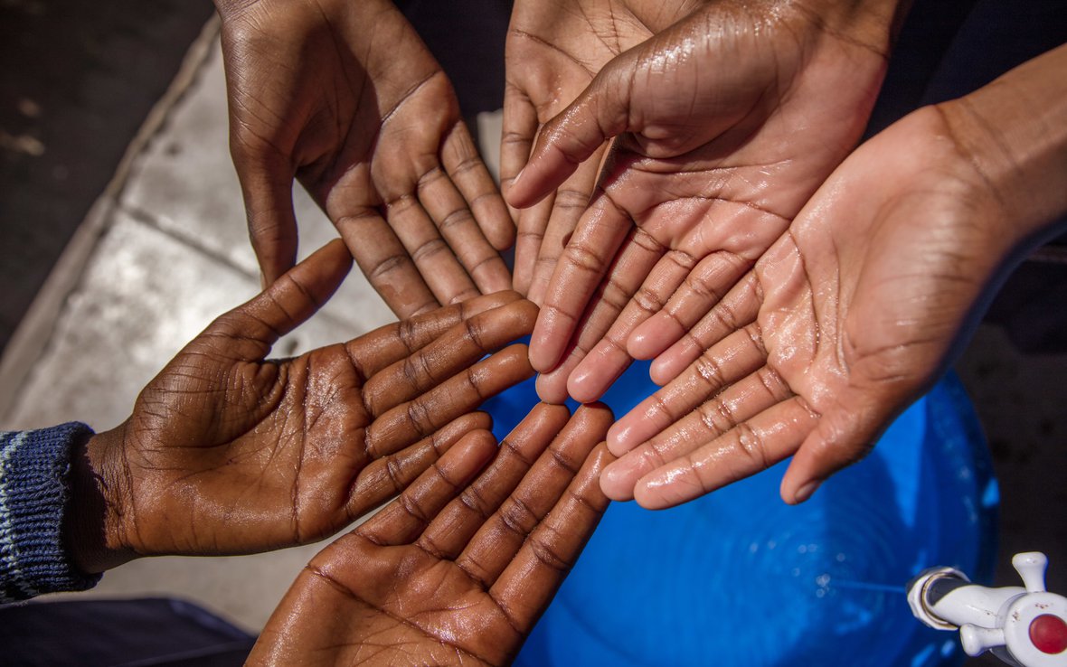 Las manos recién lavadas de unos estudiantes de una escuela primaria en Zambia, en un área afectada por un brote de cólera en 2018. OXFAM/Georgina Goodwin