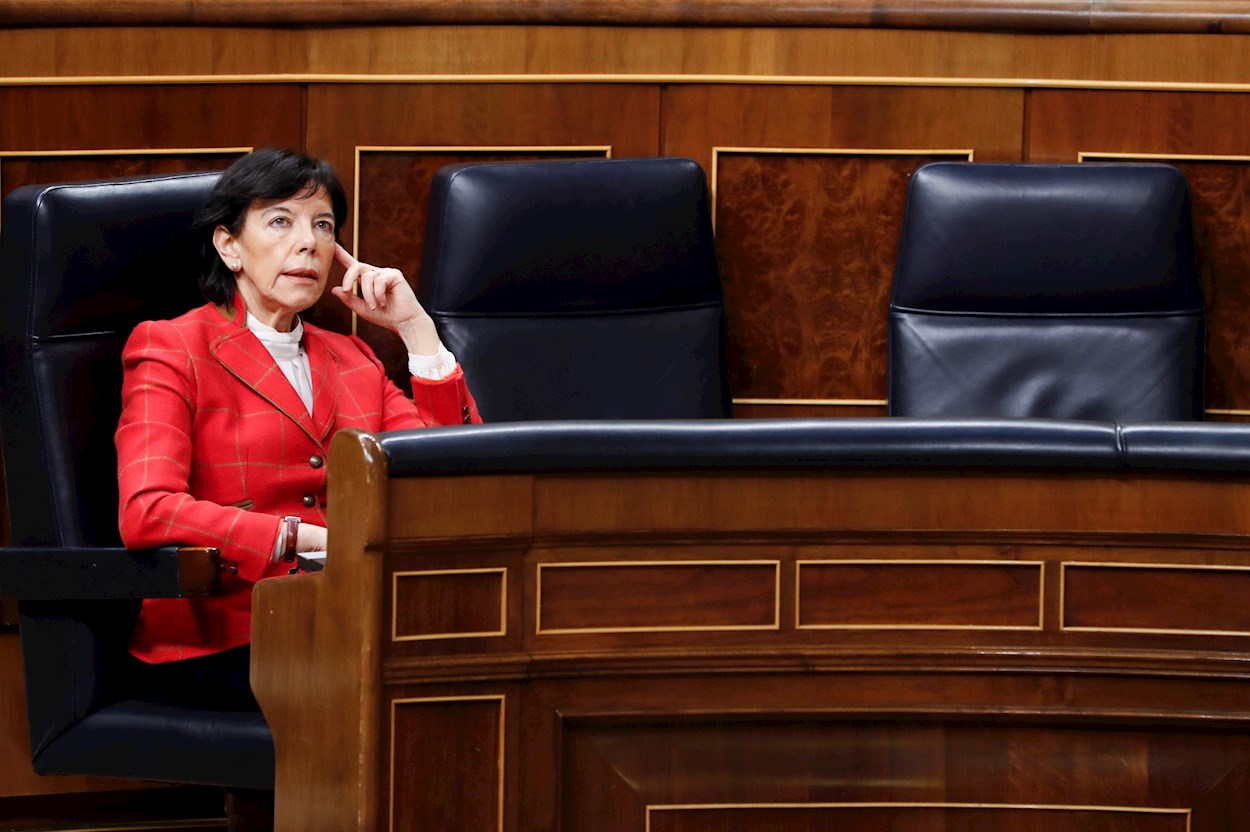 La ministra de Educación, Isabel Celaá durante la primera sesión de control al Ejecutivo celebrada en el Congreso desde que se declaró el estado de alarma. EFE/Ballesteros