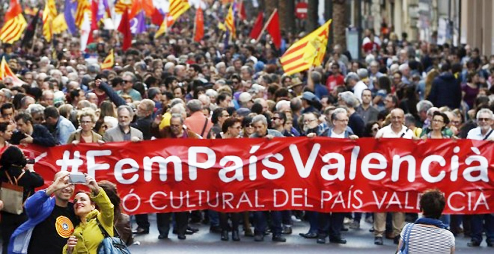 Cabecera de la manifestación del 25 d'Abril, del año 2016, bajo el lema "Fem País Valencia". EFE