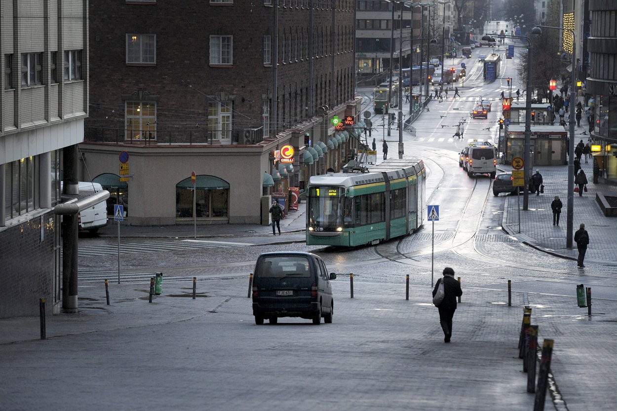 El tranvía en una de las calles del barrio de Kallio en Helsinki. AFP