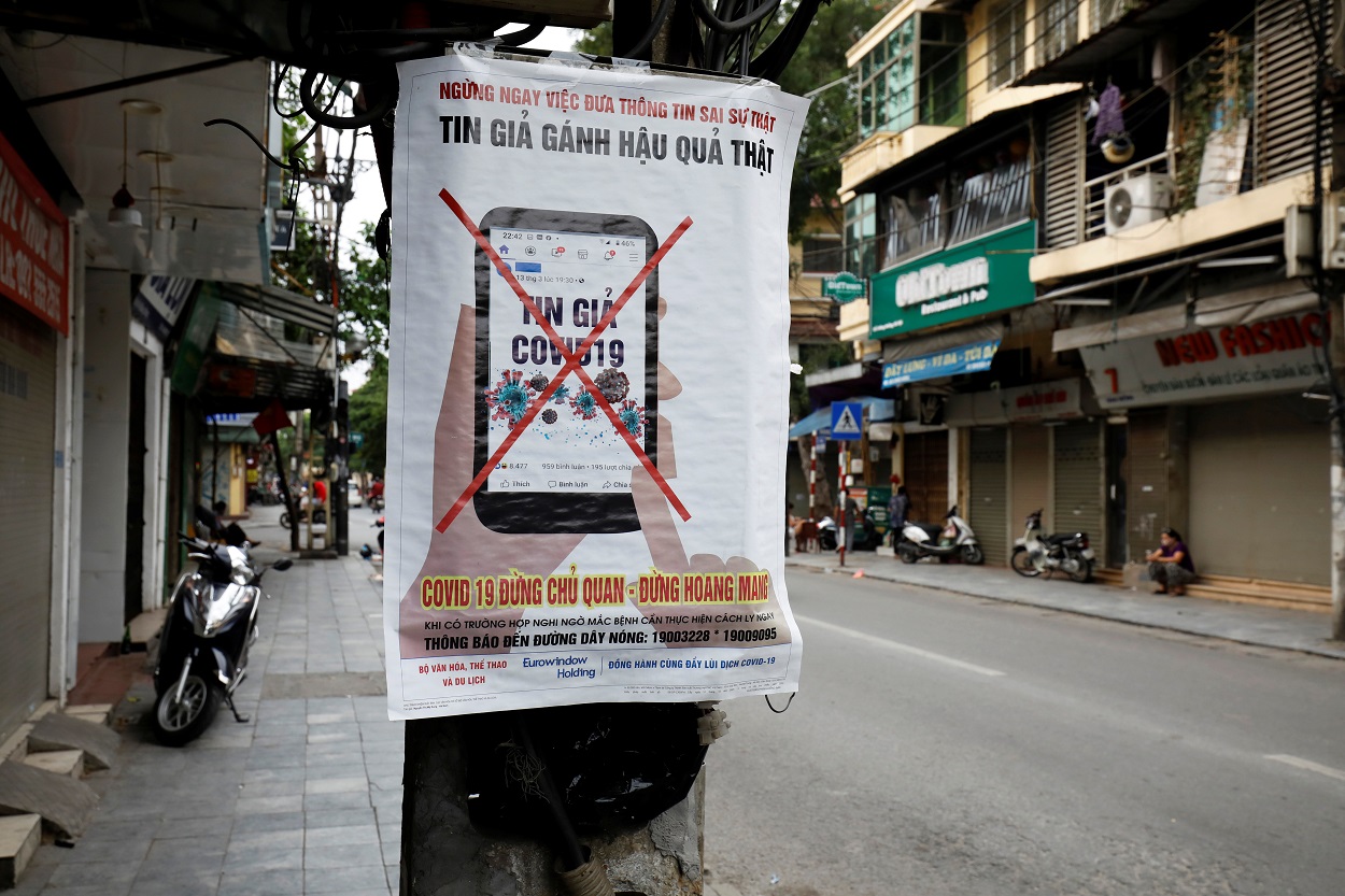 Un cartel en una calle de Hanoi (Vietnam), que alerta contra la propagación de noticias falsas y bulos en torno a la pandemia de coronavirus. REUTERS/Kham