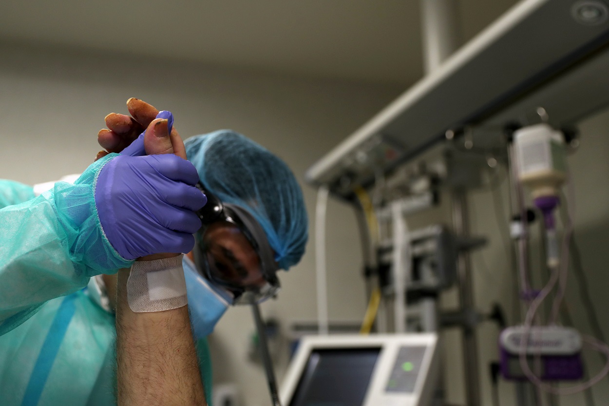 Un médico atiende a un enfermo de coronavirus en la UCI del Hospital Infanta Sofía, de Madrid. REUTERS/Susana Vera