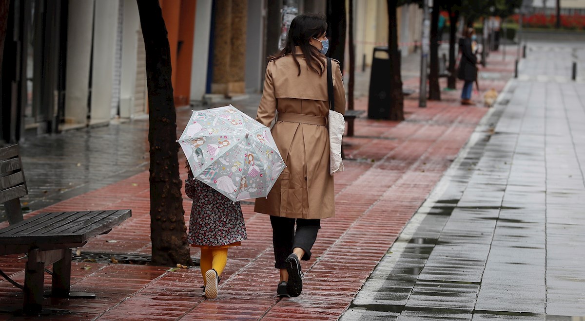 Una madre pasea con su niña por una calle de Sevilla. EFE/ Jose Manuel Vidal