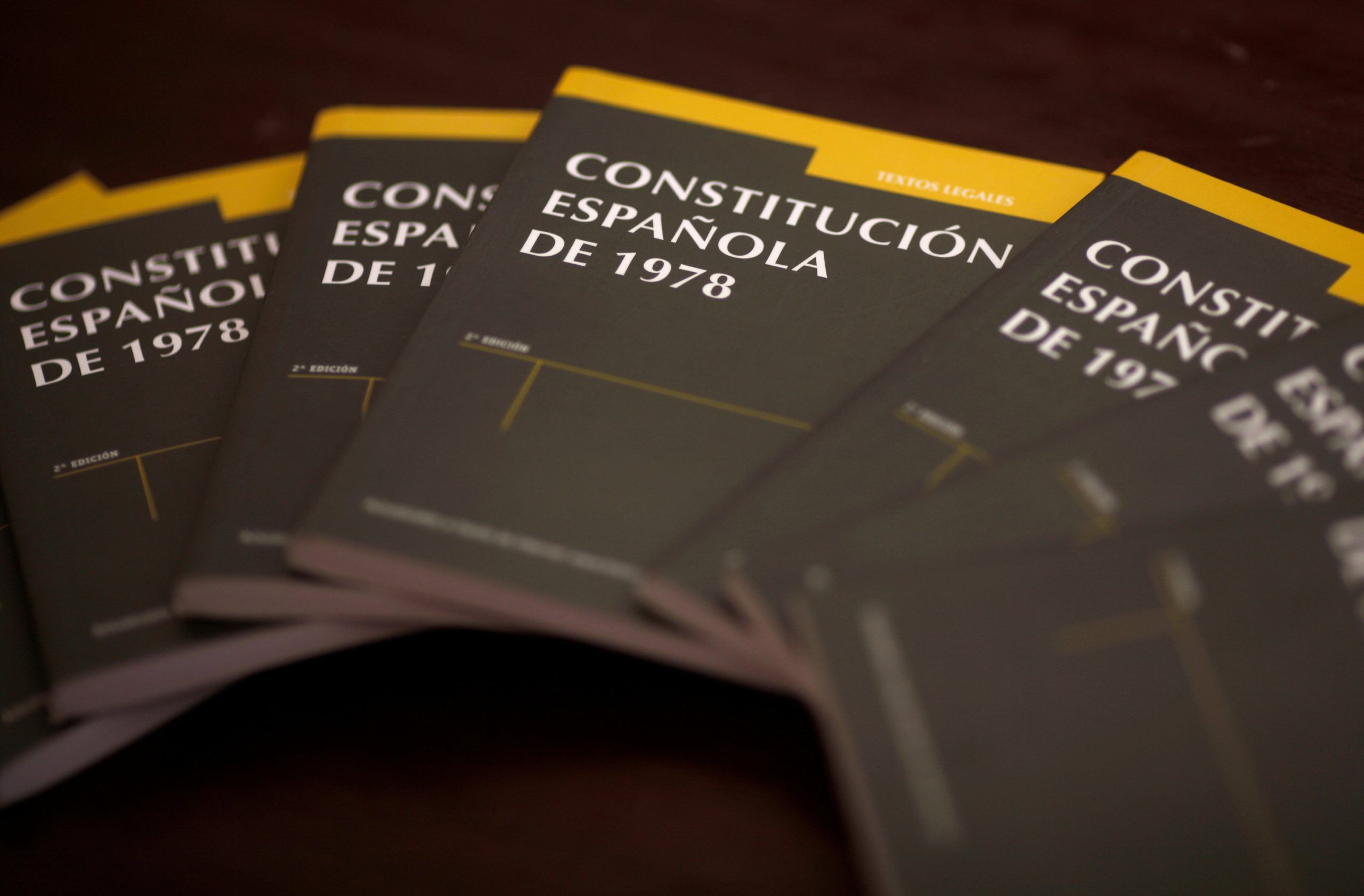 Ejemplares de la Constitución española de 1978. REUTERS