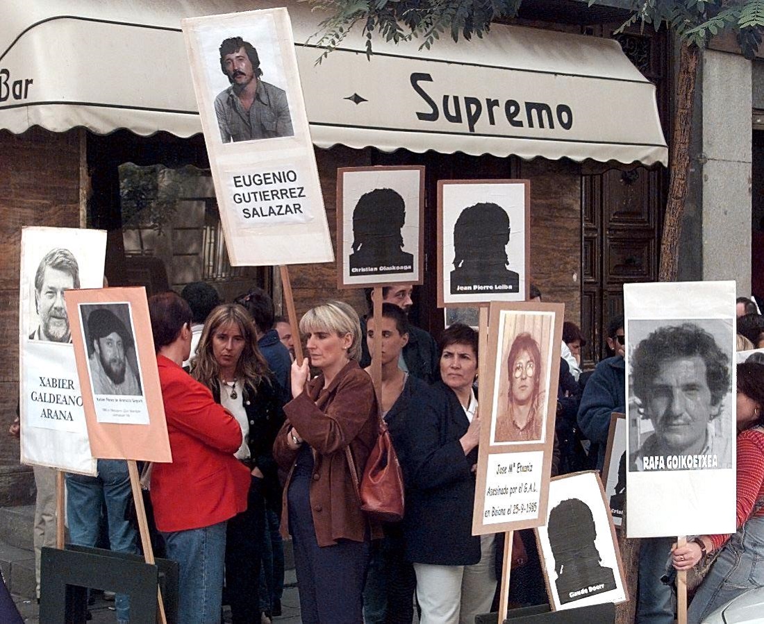Foto de junio de 1998, de familiares de víctimas de los GAL concentrados frene al Tribunal Supremo, en Madrid, durante el juicio contra José Barrionuevo y Rafael Vera por el secuestro de Segundo Marey. AFP/DOMINIQUE FAGET