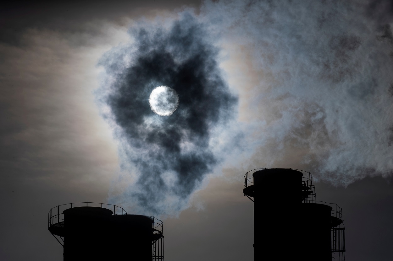 El sol brilla a través del vapor que sale de las chimeneas de una central térmica en Moscú (Rusia). REUTERS / Maxim Shemetov