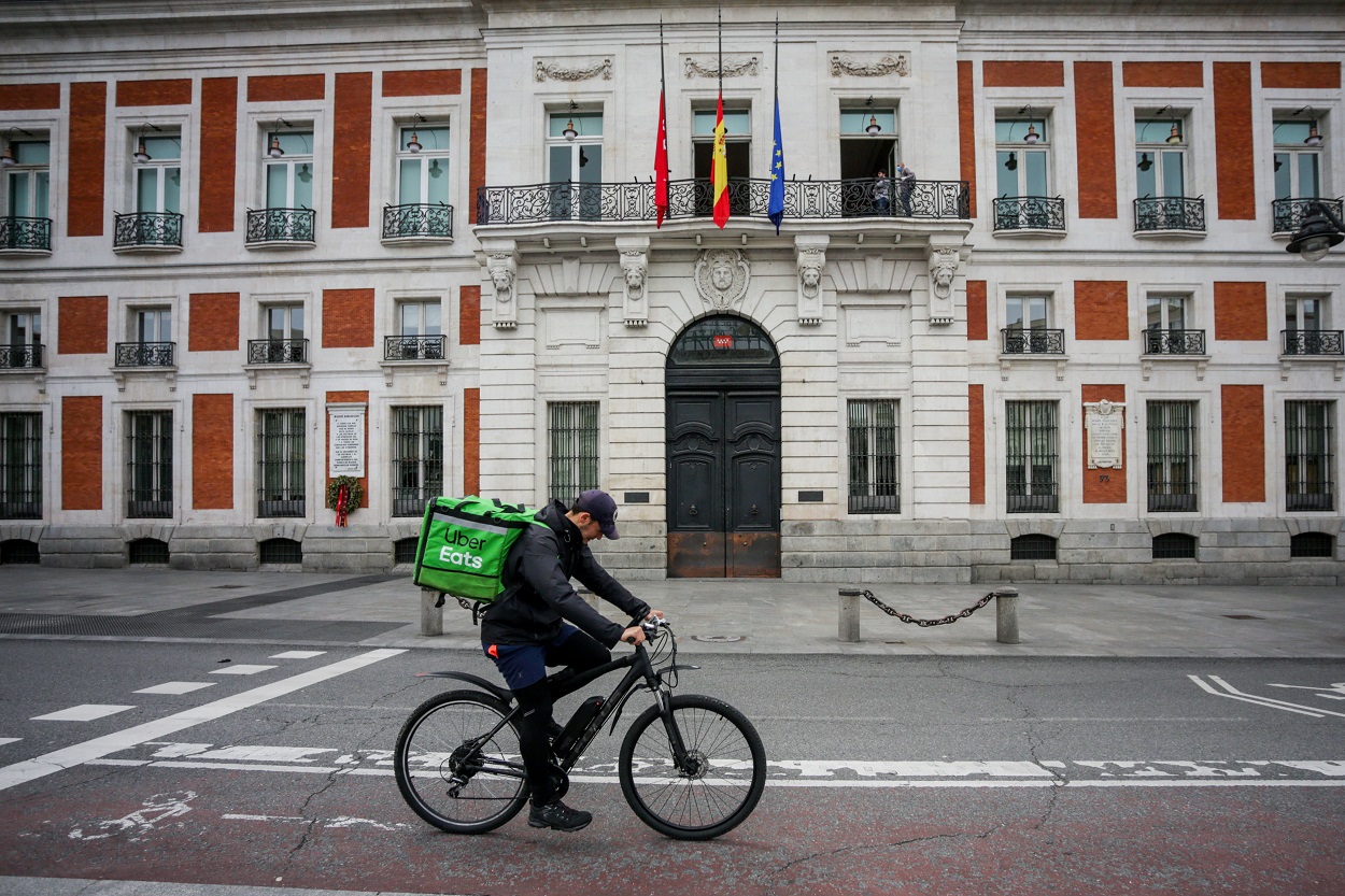Un 'rider' de Uber Eats circula por la Puerta del Sol, en Madrid. E.P./Ricardo Rubio