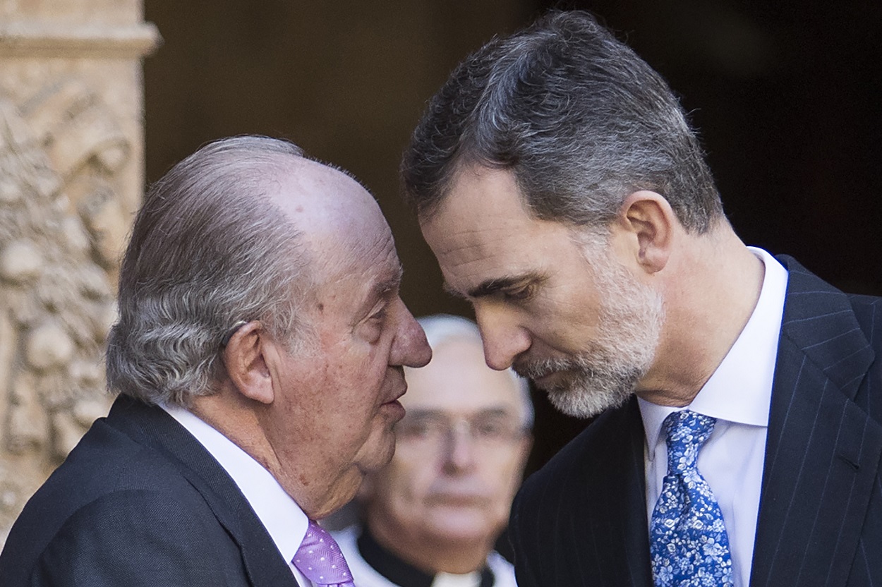 Juan Carlos I y Felipe VI conversan en el exterior de la Catedral de Palma, tras la misa de Pascua, en abril de 2018. AFP/JAIME REINA
