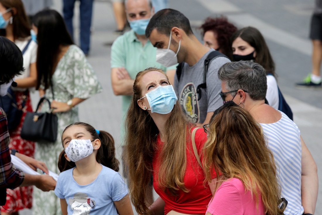 Personas con mascarilla en una calle en Pontevedra. REUTERS/Miguel Vidal