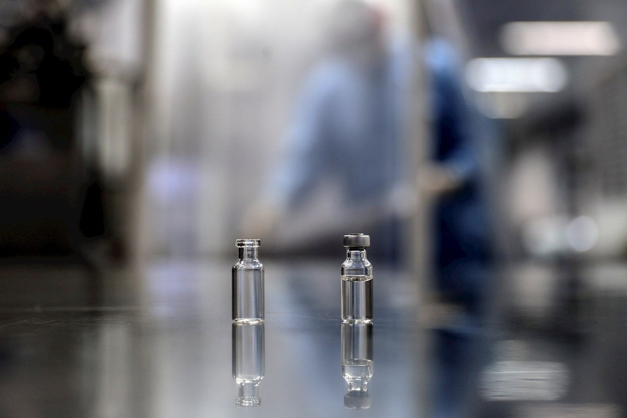 Vista de dos ampollas con muestras de la vacuna contra la Covid-19. EFE